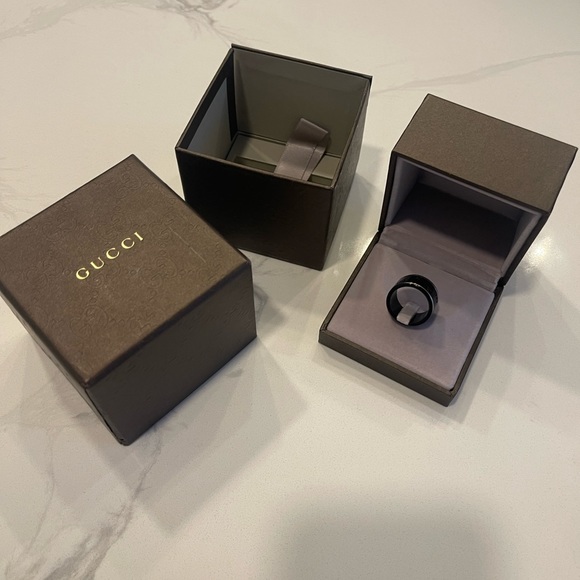 Gucci
18K White Gold ICON Synthetic Corundum Wide Band - Picture 3 of 7